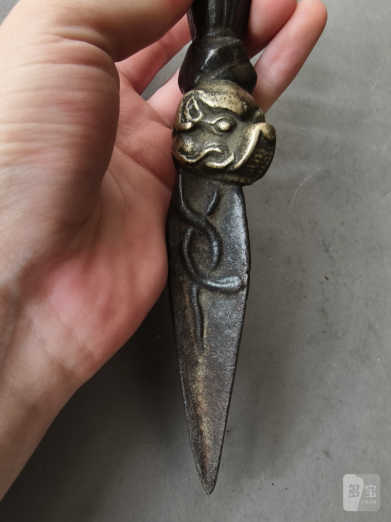 A metal bell (ghanta) and a phurbu - 图6